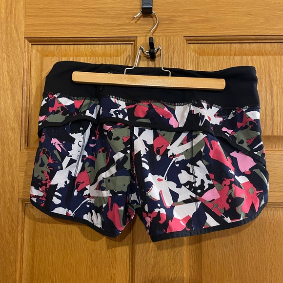 Lululemon Speed Shorts in Pop Cut Boom Juice 6 - Picture 2 of 4